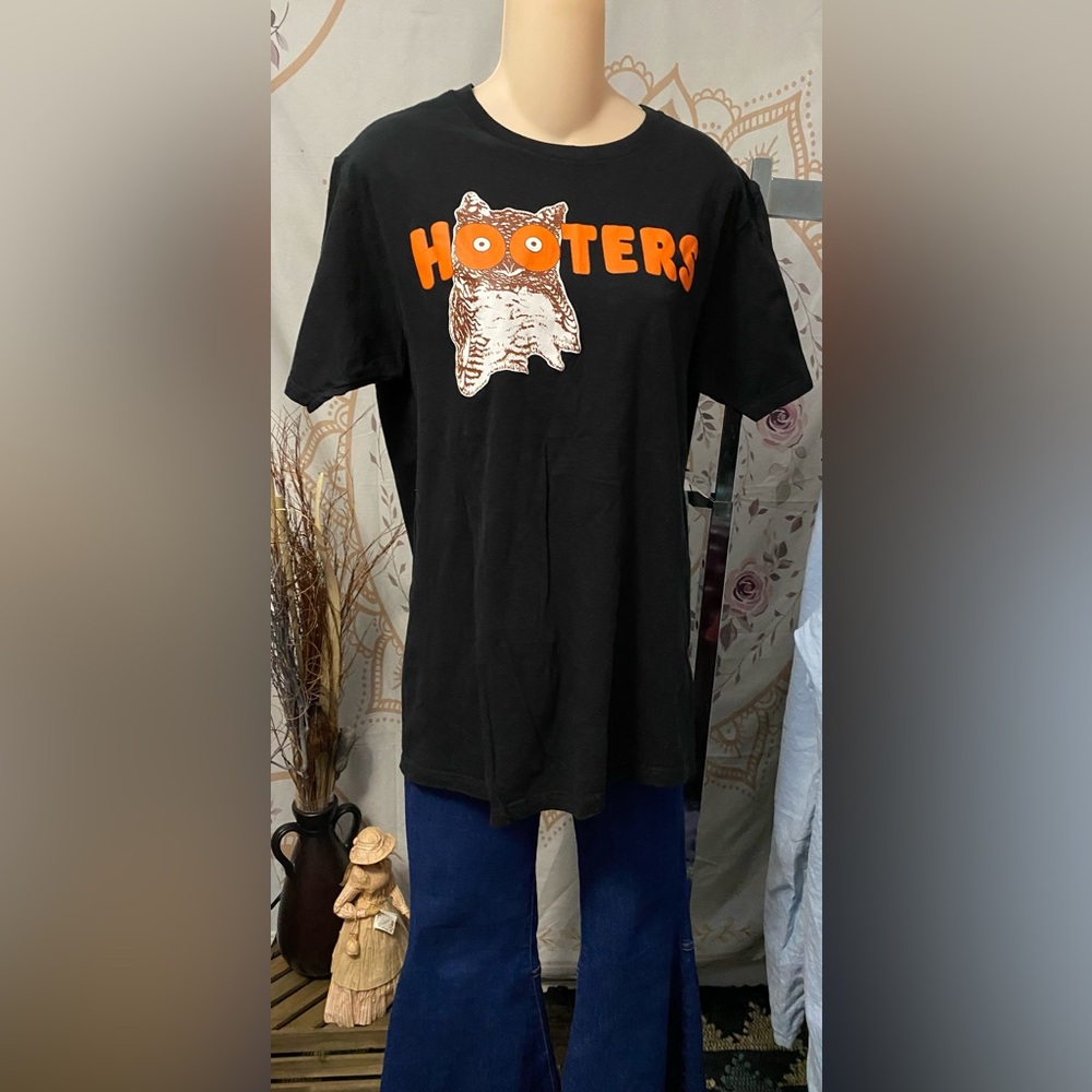 Like new Hooters vintage style t-shirt size Medium